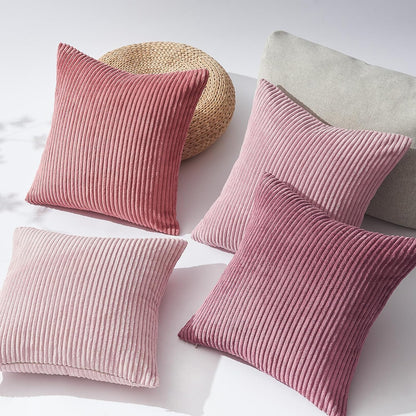 Vier stilvolle Kissen in verschiedenen Rosatönen aus dem 4er Set Oeko-Tex Kissen von Mary Kordsamt, perfekt für Ihre Wohnräume, hergestellt von Interior by Hakito.