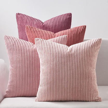 Vier Kissen in verschiedenen Rosatönen mit Rippendesign aus dem 4er Set Oeko-Tex Kissen von Mary Kordsamt, perfekt für Sofa und Bett, erhältlich bei Interior by Hakito.