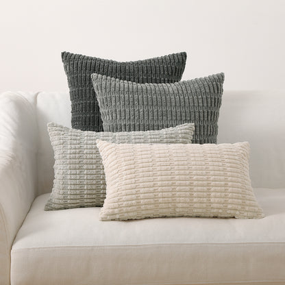 Stylische Kissen in Grau- und Beigetönen aus dem 4er Set Mosa Kordsamt von Interior by Hakito; perfekt für Wohnräume.