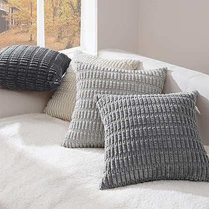 Das 4er Set Kissen Mosa Kordsamt von Interior by Hakito auf einem hellen Sofa, ideal für eine gemütliche Wohnatmosphäre.
