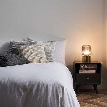Schlafzimmer mit weichen Kissen und stilvoller Nachttischlampe von Interior by Hakito – 4er Set Kissen Mosa Kordsamt für Sofa, Stuhl & Bett.