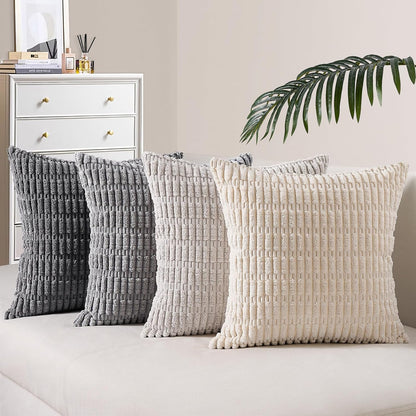 Kissen-Set Mosa Kordsamt von Interior by Hakito, präsentiert in eleganten Grautönen; ideal als dekorativer Akzent.