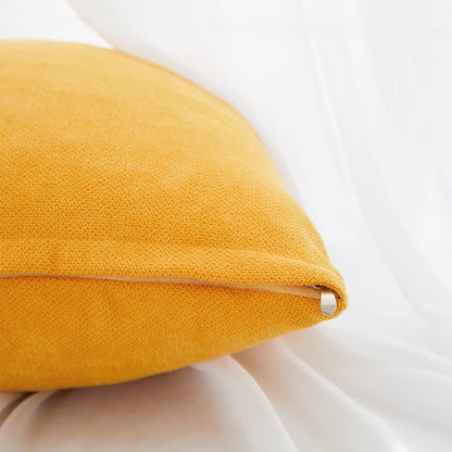 Detailansicht des Kissen Nino von Interior by Hakito, das weichen Chenille Stoff zeigt und einen versteckten Reißverschluss enthält, ideal für Pflegeleichte Nutzung im 2er Set.