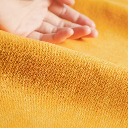 Nahaufnahme des Kissen Nino von Interior by Hakito, das weichen und angenehmen Chenille Stoff zeigt, ideal für Komfort und Pflegeleichtigkeit.