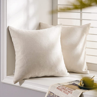 Zwei elegante Kissen Nino in heller Farbe von Interior by Hakito, eine ideale Wahl für die dekorative Akzentuierung Ihres Zuhauses.
