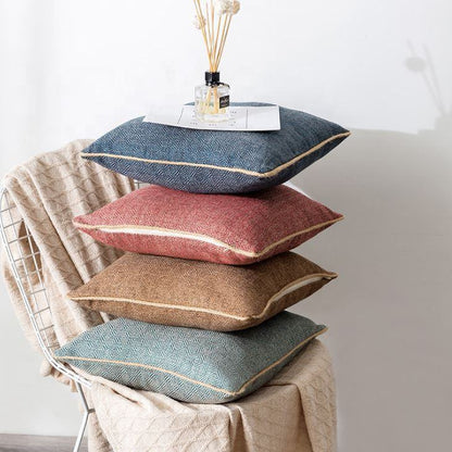 Vier Kissen aus dem Orientalischen Kissen-Set Paks von Interior by Hakito, gestapelt in verschiedenen Farben, erhöhen den Charme für jedes Zuhause.