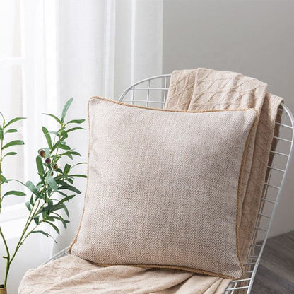 Ein cremefarbenes Kissen aus dem Orientalischen Kissen-Set Paks von Interior by Hakito, gemütlich auf einem Stuhl platziert, perfekt für eine einladende Atmosphäre.