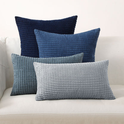 Kissen-Set in modernen Farben von Interior by Hakito, Modell Sven Kordsamt, ideal zur Gestaltung eines einladenden Wohnraums auf Sofa und Stuhl.