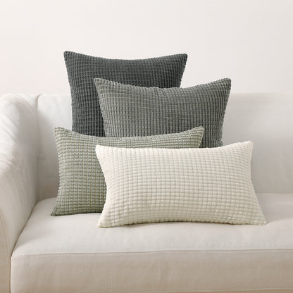 4er Set bequeme Kissen für Sofa, Stuhl und Bett von Interior by Hakito, Modell Sven Kordsamt, in verschiedenen sanften Farben auf einem hellen Sofa.