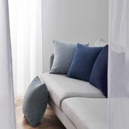 Bequeme Kissen im Modell Sven Kordsamt von Interior by Hakito, stilvoll arrangiert auf einer grauen Couch, ideal für ein gemütliches Zuhause.