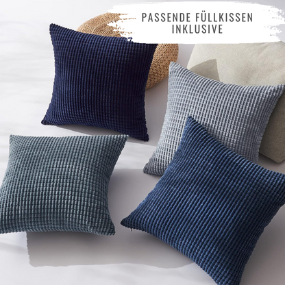 4er Set Kissen mit passendenfüllkissen von Interior by Hakito, Modell Sven Kordsamt, in einer einladenden, modernen Anordnung mit sanften Texturen.