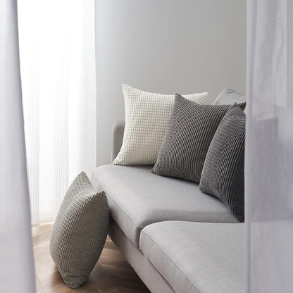 Bequeme Kissen im Modell Sven Kordsamt von Interior by Hakito auf einem grauen Sofa, ideal für Komfort und Stil.