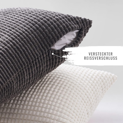 Detailaufnahme der Kissen im Modell Sven Kordsamt von Interior by Hakito, mit verstecktem Reißverschluss für einfache Pflege.