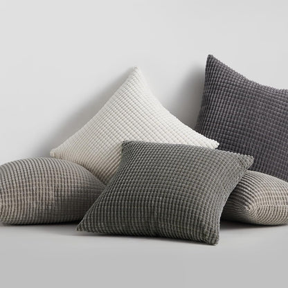 Verschiedene Kissen im Modell Sven Kordsamt von Interior by Hakito, ideal für stilvolle Akzente in Ihrem Zuhause.