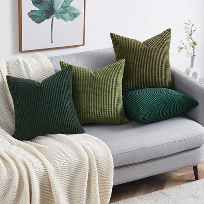 Moderne Kissen in unterschiedlichen Grüntönen, Modell Sven Kordsamt von Interior by Hakito, perfekt für eine gemütliche Wohnatmosphäre.