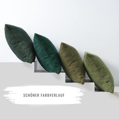 Elegante Kissen in harmonischen Grüntönen, Modell Sven Kordsamt von Interior by Hakito, ideal für stilvolle Einrichtung.