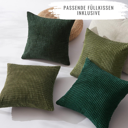 Vier bequeme Kissen in verschiedenen Grüntönen, Modell Sven Kordsamt, von Interior by Hakito. Ideal für Sofa, Stuhl oder Bett.