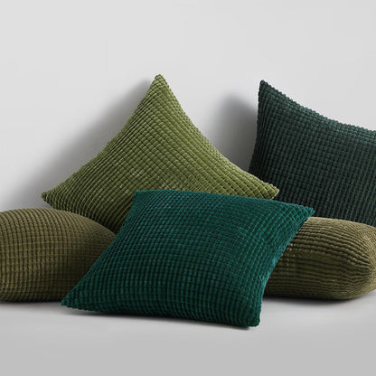 Verschiedene Formen und Farben von bequemen Kissen im Stil Sven Kordsamt, gefertigt von Interior by Hakito – perfekt für jedes Zuhause.