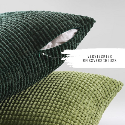 Detailaufnahme der bequemen Kissen mit verstecktem Reißverschluss, Modell Sven Kordsamt, von Interior by Hakito – praktisch und stilvoll.