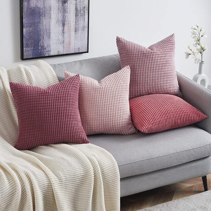 Bequeme Kissen in sanften Rosa-Tönen, Modell Sven Kordsamt, von Interior by Hakito, drapiert auf einem modernen Sofa.