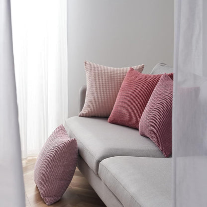 Gemütliche Kissen von Interior by Hakito auf einem hellgrauen Sofa, ideal für jeden Wohnstil, Modell Sven Kordsamt.