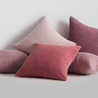 Stilvolles 4er Set Kissen in unterschiedlichen Rosa-Lila Tönen von Interior by Hakito, Modell Sven Kordsamt, perfekt für Wohnräume.