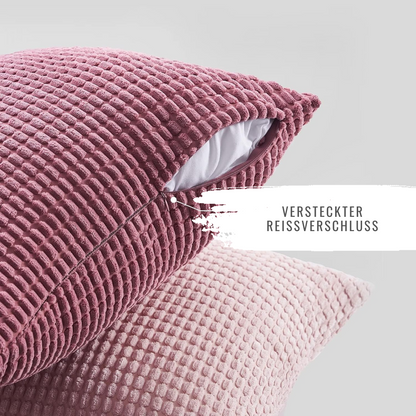 Detailaufnahme der Kissen von Interior by Hakito mit verstecktem Reißverschluss, ideal für Pflegeleichtigkeit, Modell Sven Kordsamt.