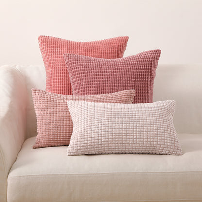 4er Set bequeme Kissen von Interior by Hakito im Modell Sven Kordsamt, in sanften Rosatönen, dekorativ auf einem hellen Sofa angeordnet.