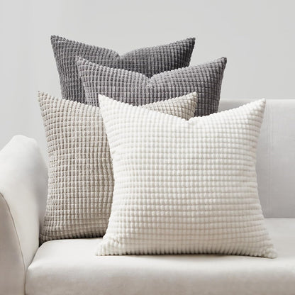 Hochwertige Kissen in neutralen Grautönen und Weiß auf einem Sofa, ideal für jeden Einrichtungsstil - 4er Set von Interior by Hakito, Modell Sven Kordsamt.