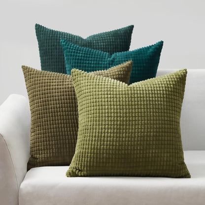 4er Set bequeme Kissen im Modell Sven Kordsamt von Interior by Hakito, in verschiedenen Farbtönen auf einer hellen Couch.