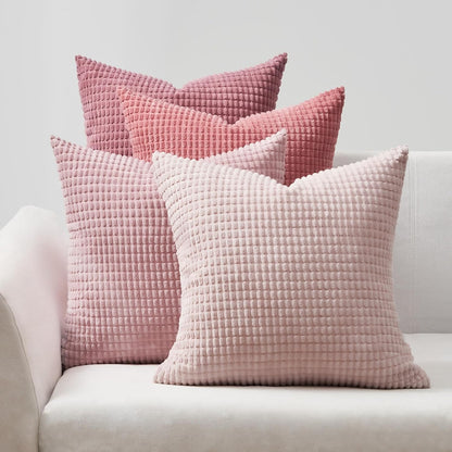 4er Set bequeme Kissen von Interior by Hakito im Modell Sven Kordsamt, in harmonischen Pink- und Rosatönen, stilvoll auf einem weißen Sofa arrangiert.