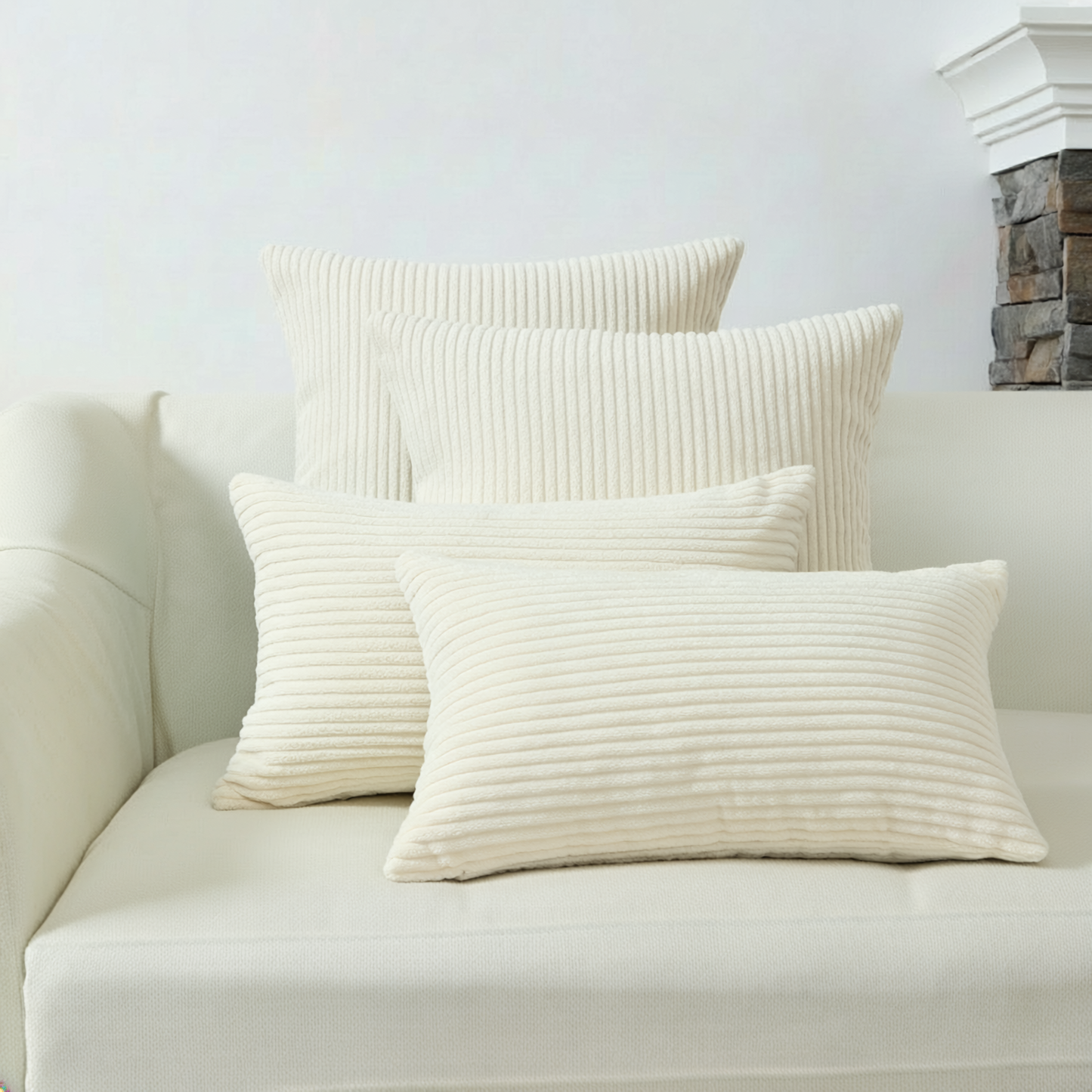 Gemütliches 4er Set Oeko-Tex Kissen von Interior by Hakito mit bequemer Polyesterfüllung für Sofa und Bett, elegant auf einem hellen Sofa arrangiert.