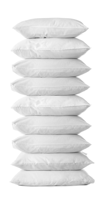 Eine hohe Stapel aus weißen Kissen von Interior by Hakito - Premium Öko-Tex Innenkissen, weich und bauschig für höchsten Komfort.