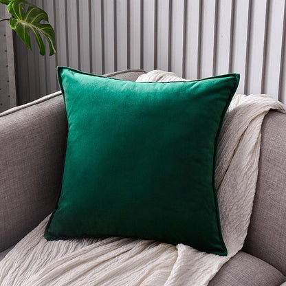 Kissen Set Sami aus Samt von Interior by Hakito - Eleganter grüner Kissenbezug auf einem Sofa, ideal für Komfort und Design.