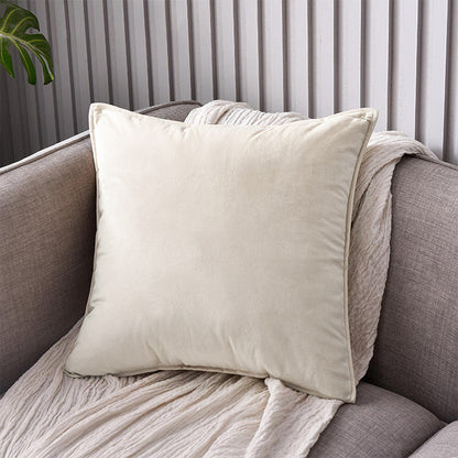 Elegantes Kissen Set Sami von Interior by Hakito, aus weichem Samt, auf einem gemütlichen Sofa drapiert. Ideal für stilvolle Wohnräume.