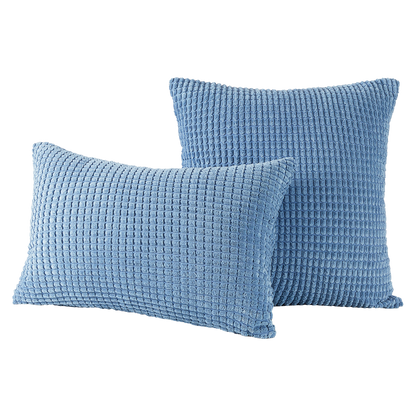 Sven Kordsamt Kissen von Interior by Hakito - Klassisches 2er Set mit gepunktetem Design in einer beruhigenden blauen Farbe, ideal für elegante Wohnräume.